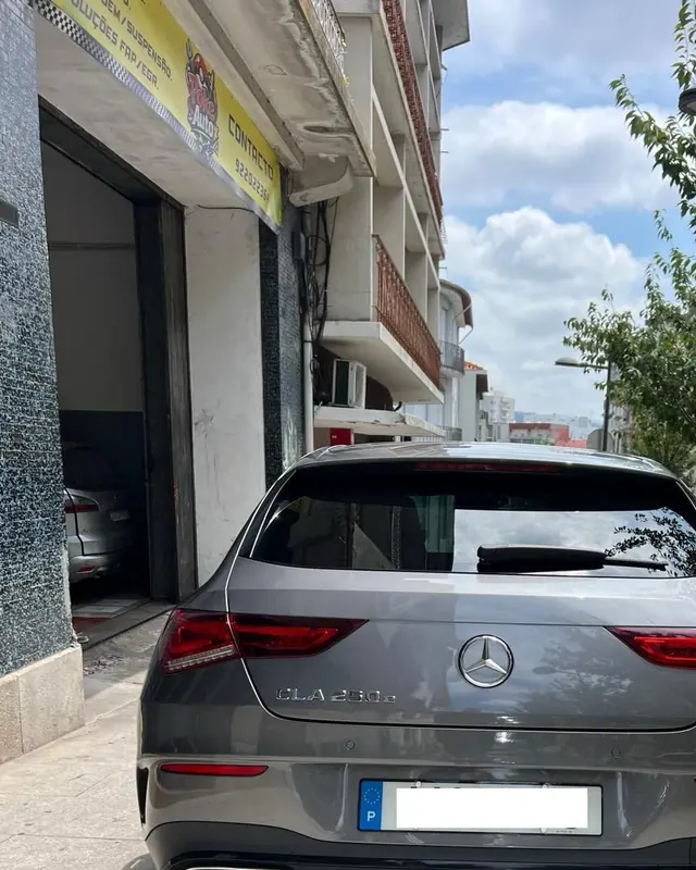 Entrada da oficina PokeAuto na Rua da Liberdade, 53